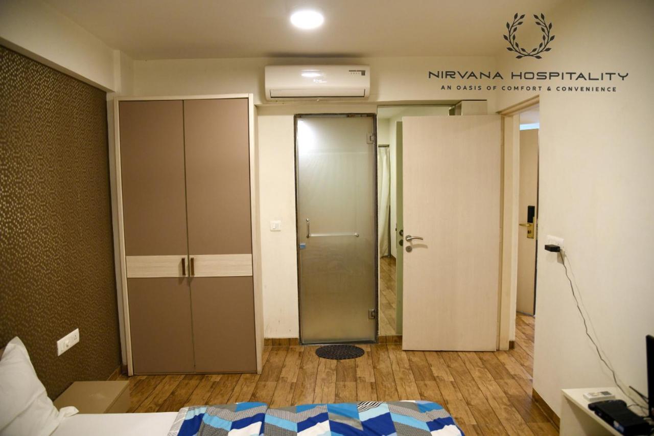 Rajhans Belliza Luxurious Studio Apartment สุรัต ภายนอก รูปภาพ