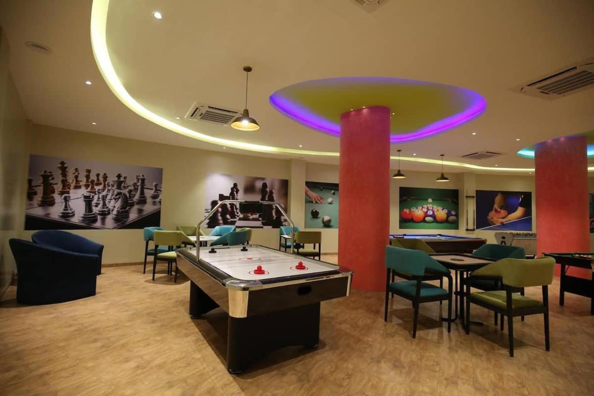 Rajhans Belliza Luxurious Studio Apartment สุรัต ภายนอก รูปภาพ